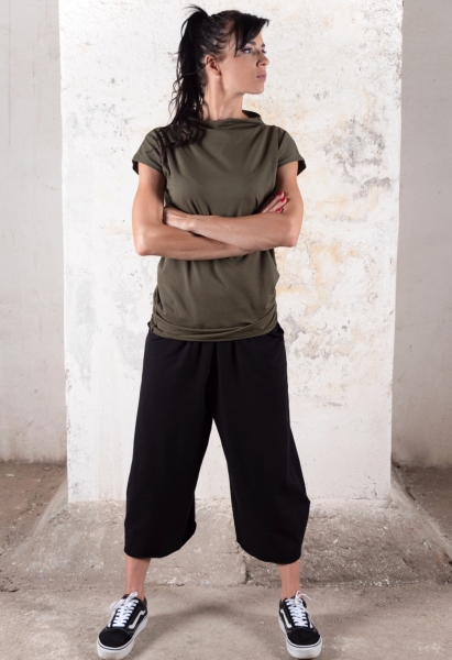 https://cdn.myshoptet.com/usr/www.emfashion.cz/user/shop/orig/1295-5_kulotky-cerne-a-khaki-tunika-3.jpg?5f8431ad