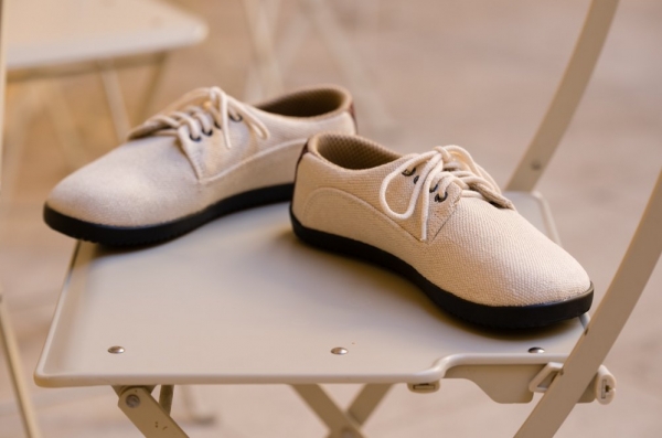 https://www.facebook.com/ahinsashoes/photos/a.218976541618236/1223890991126781/