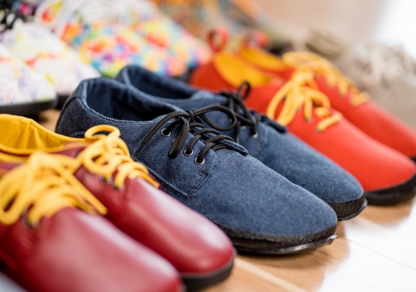 https://www.facebook.com/ahinsashoes/photos/a.218976541618236/1272951479554065/